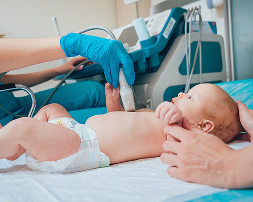 Bebé recién nacido en ultrasonido pulmonar
